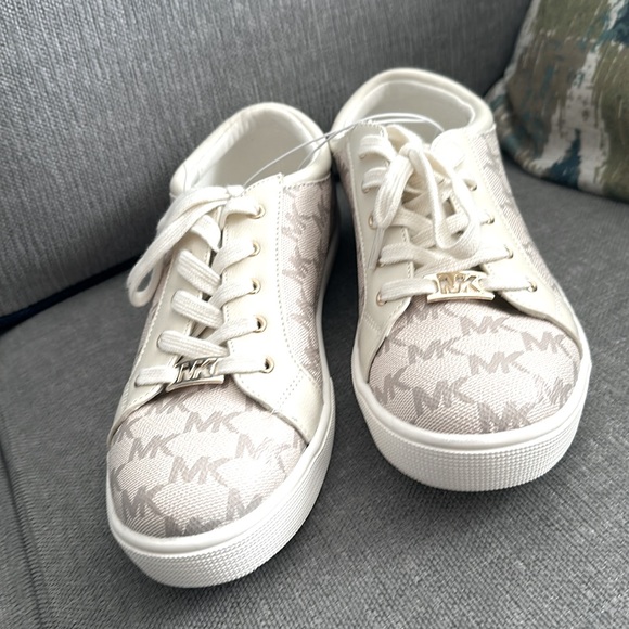 They gave me new Michael Kors shoes but they are not my size, they are a size 5. - Picture 3 of 3